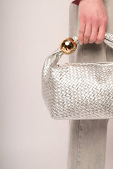 Borsa a mano con motivo intrecciato argento e decorazione oro