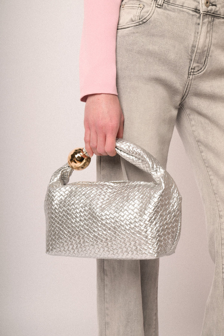 Borsa a mano con motivo intrecciato argento e decorazione oro