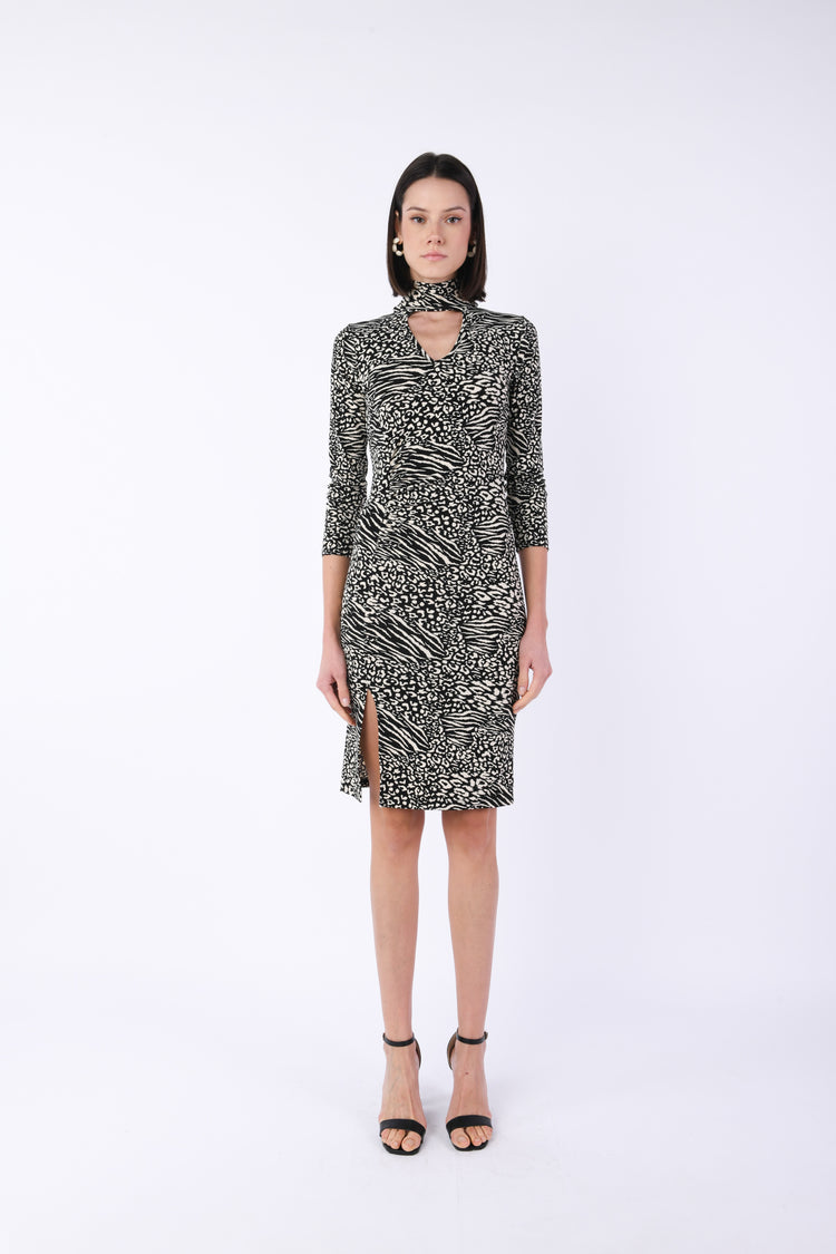 Abito tubino con arriccio e scollo