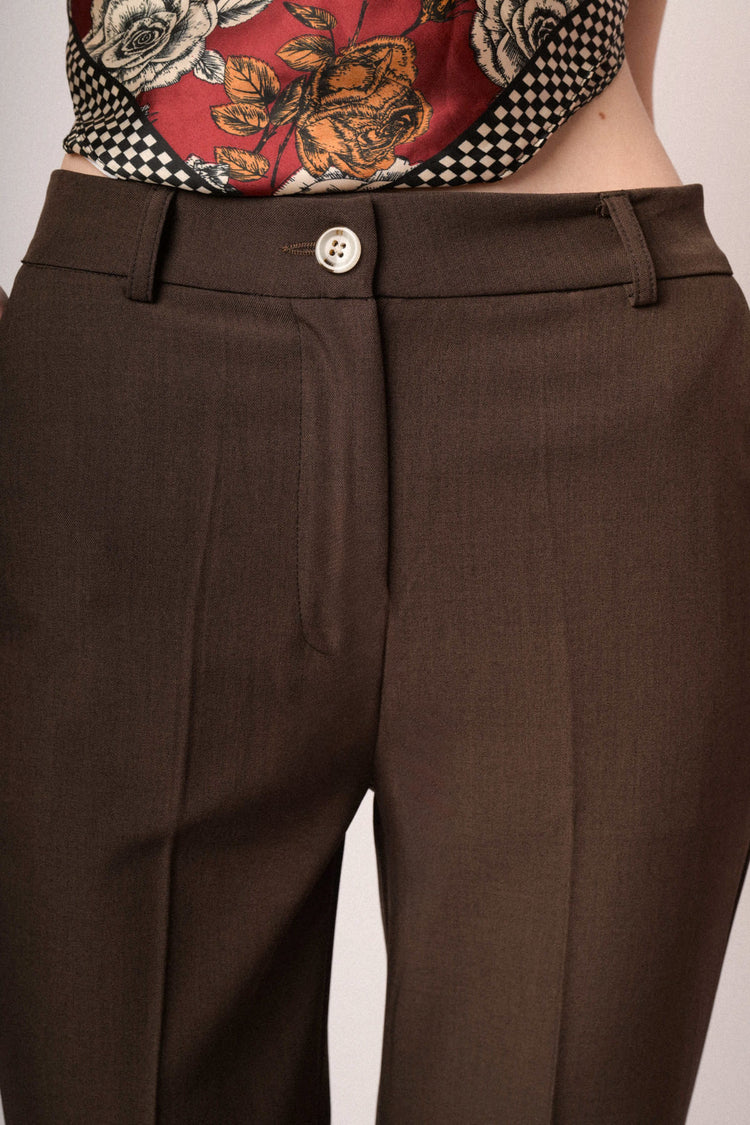 Pantaloni basic a gamba svasata cioccolato