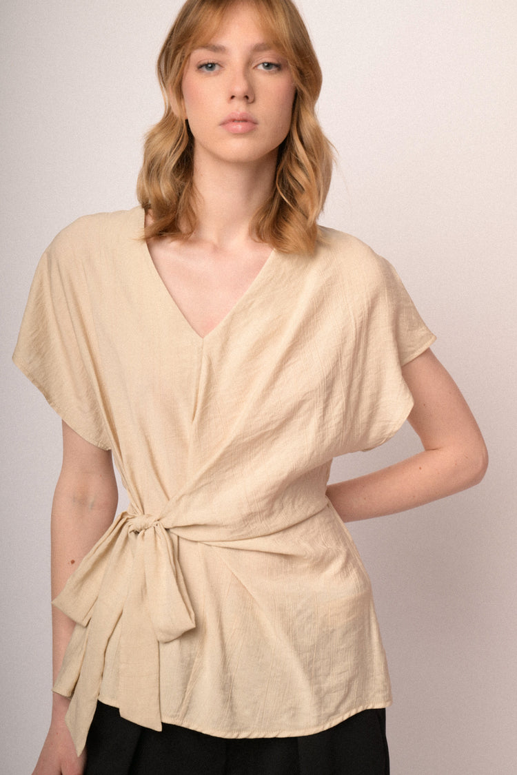 Top beige con scollo a V e fiocco da annodare