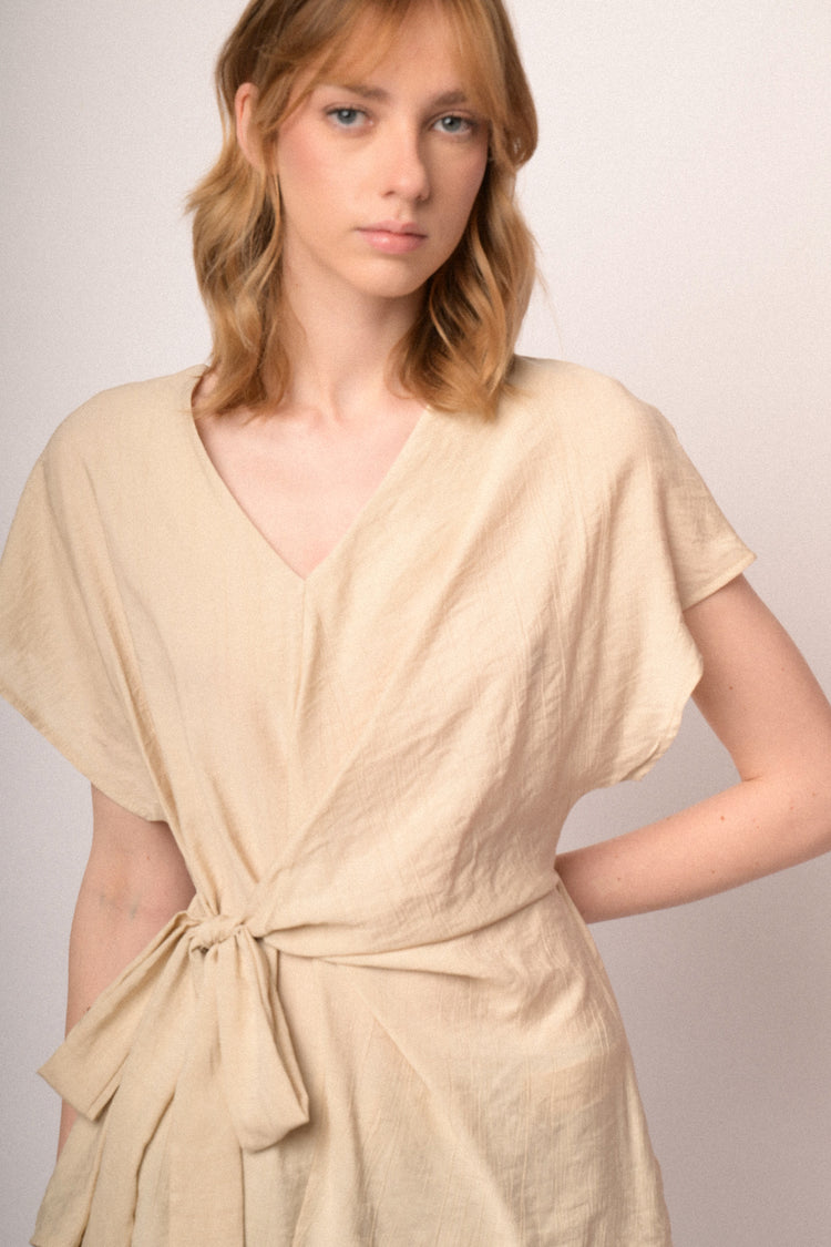 Top beige con scollo a V e fiocco da annodare