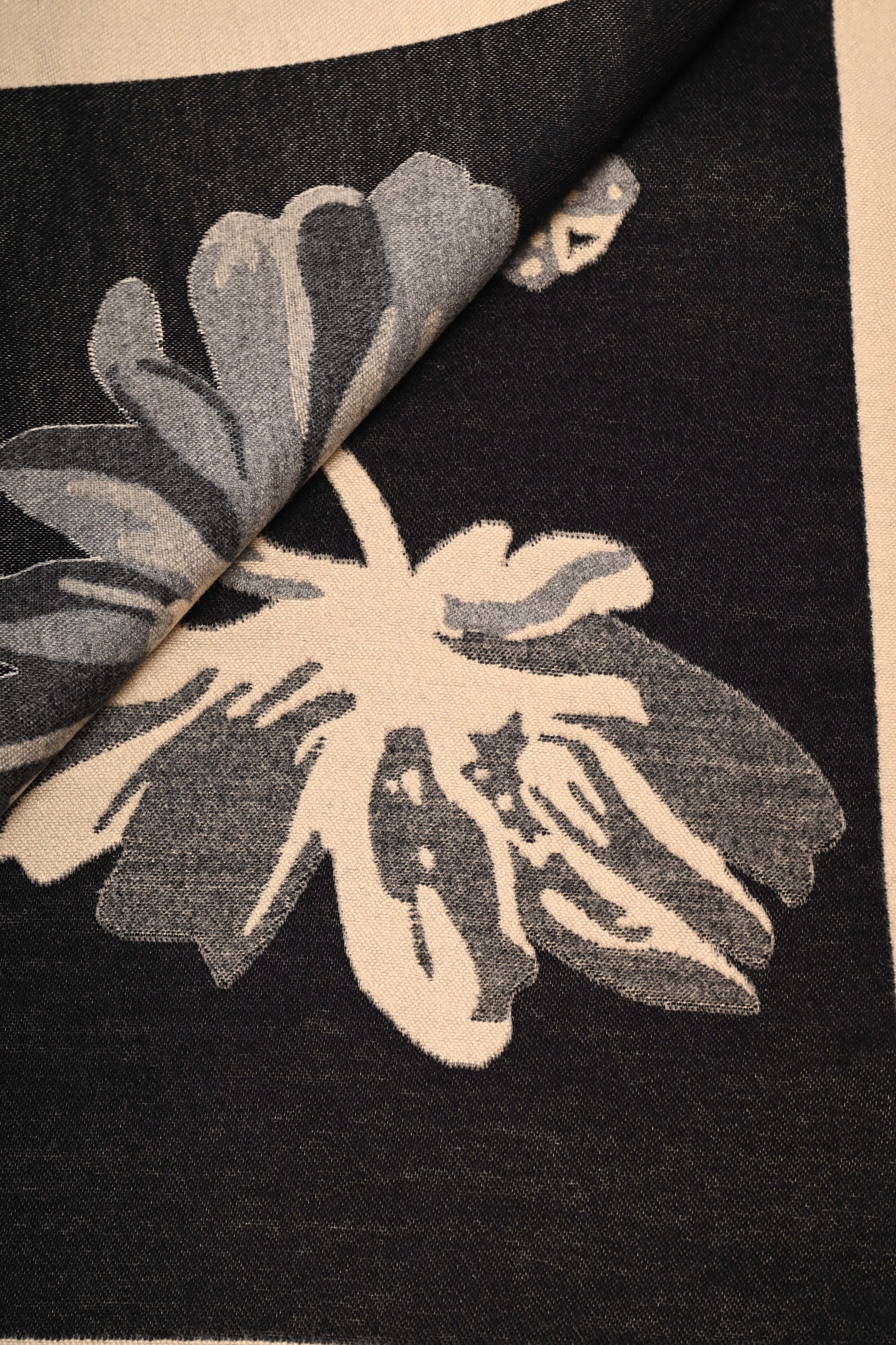 Sciarpa in jacquard macro floreale