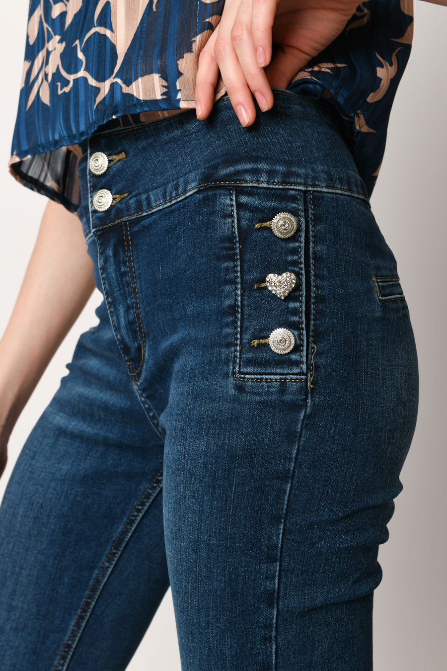 Jeans svasati con bottoni gioiello