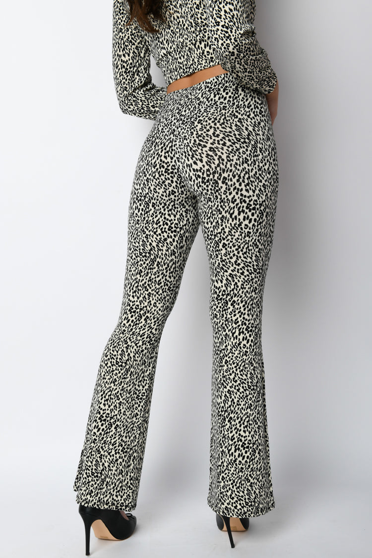 Pantaloni a zampa con stampa leopardata